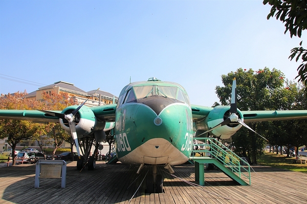 彰化溪湖軍機公園：【彰化溪湖景點】軍機公園~軍方報廢幾架老舊型飛機，讓飛機迷及旅人們，能有機會更近一步接觸