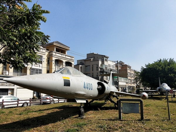 彰化溪湖軍機公園：【彰化溪湖景點】軍機公園~軍方報廢幾架老舊型飛機，讓飛機迷及旅人們，能有機會更近一步接觸