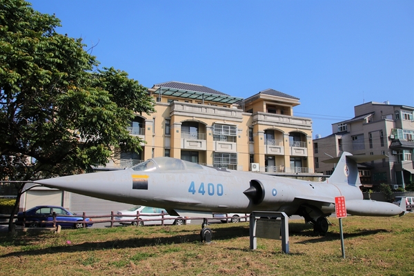彰化溪湖軍機公園：【彰化溪湖景點】軍機公園~軍方報廢幾架老舊型飛機，讓飛機迷及旅人們，能有機會更近一步接觸