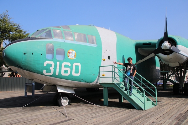 彰化溪湖軍機公園：【彰化溪湖景點】軍機公園~軍方報廢幾架老舊型飛機，讓飛機迷及旅人們，能有機會更近一步接觸