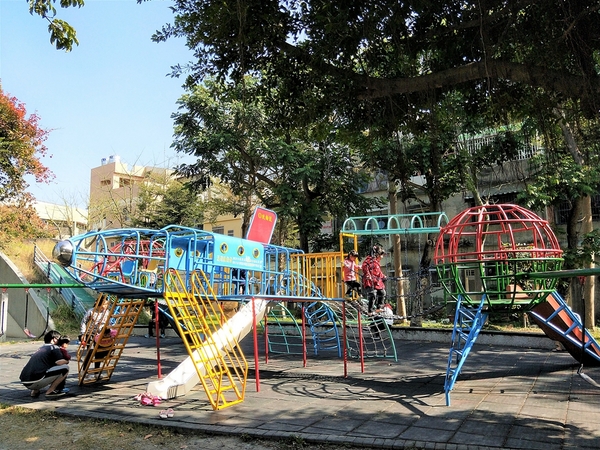 彰化溪湖軍機公園：【彰化溪湖景點】軍機公園~軍方報廢幾架老舊型飛機，讓飛機迷及旅人們，能有機會更近一步接觸