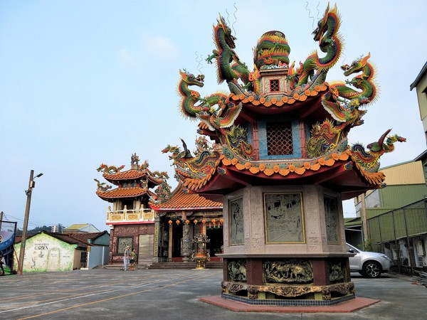 龍貓公車站:【台南大內景點】龍貓公車站~TOTORO還有各種卡通人物大集合 可愛又療癒的彩繪