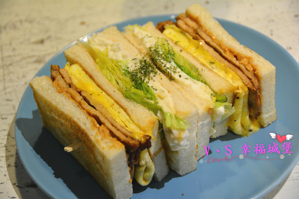 【新北美食】就是要吃早餐 ~ 一早起床，當然 "就是要吃早餐" 來個手作碳烤三明治，真材實料讓你吃了立馬喚醒一天的活力。。。。