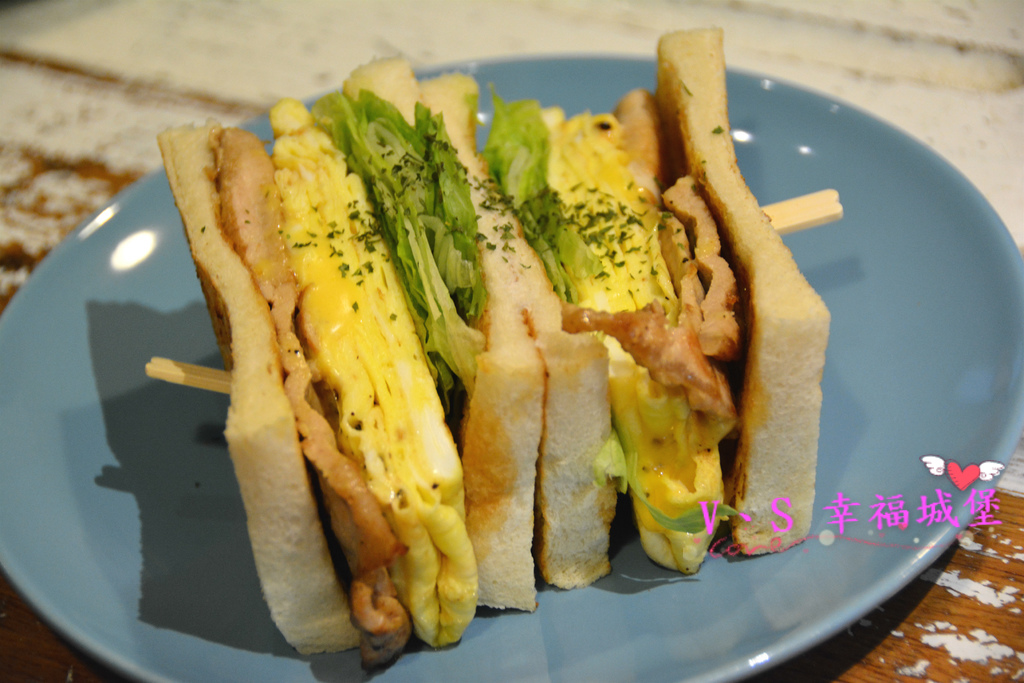 【新北美食】就是要吃早餐 ~ 一早起床，當然 "就是要吃早餐" 來個手作碳烤三明治，真材實料讓你吃了立馬喚醒一天的活力。。。。