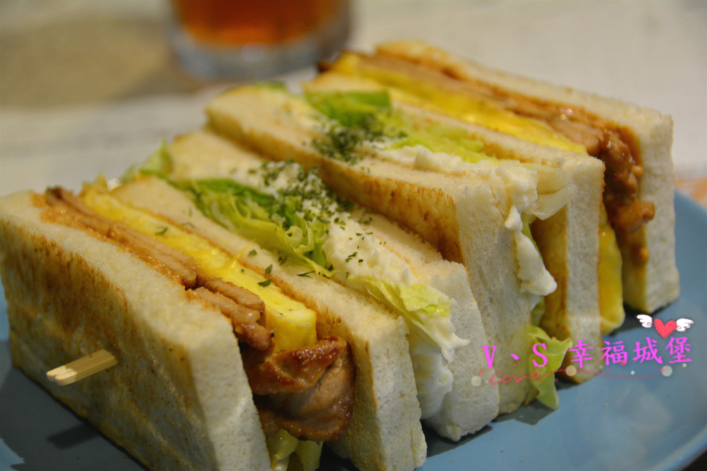 【新北美食】就是要吃早餐 ~ 一早起床，當然 "就是要吃早餐" 來個手作碳烤三明治，真材實料讓你吃了立馬喚醒一天的活力。。。。