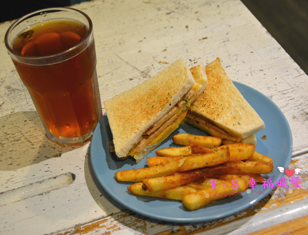 【新北美食】就是要吃早餐 ~ 一早起床，當然 "就是要吃早餐" 來個手作碳烤三明治，真材實料讓你吃了立馬喚醒一天的活力。。。。