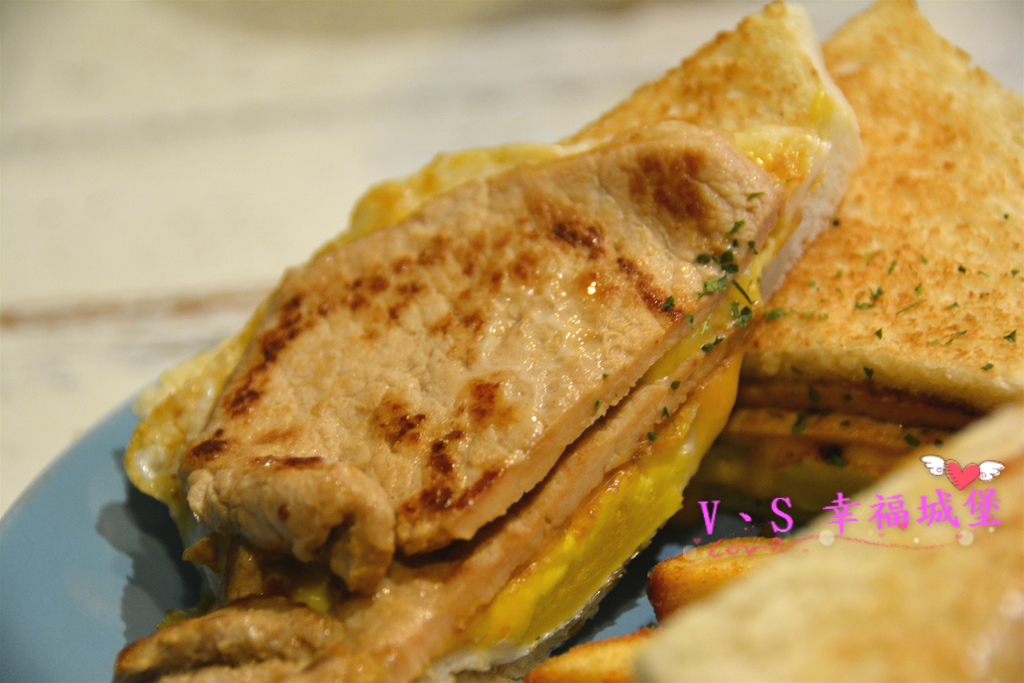 【新北美食】就是要吃早餐 ~ 一早起床，當然 "就是要吃早餐" 來個手作碳烤三明治，真材實料讓你吃了立馬喚醒一天的活力。。。。