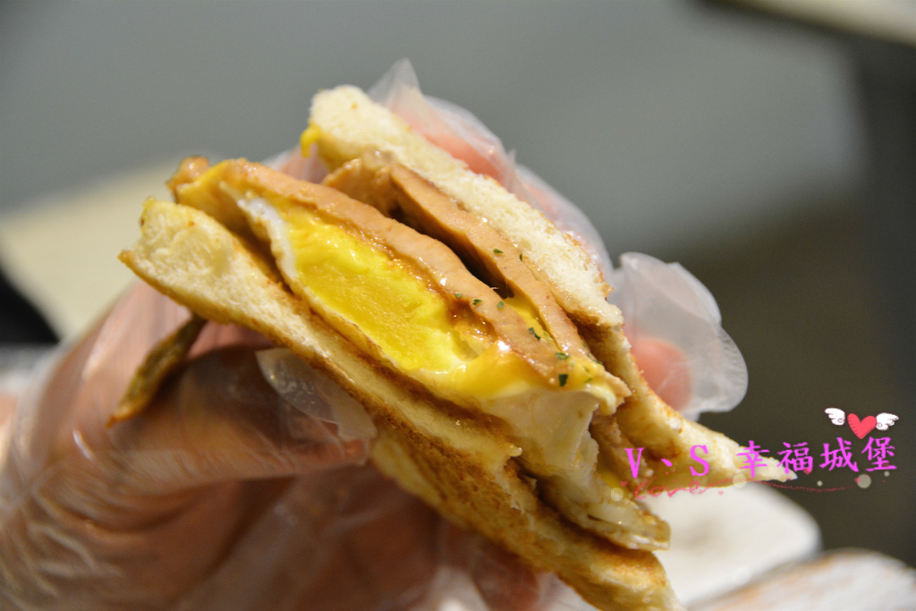 【新北美食】就是要吃早餐 ~ 一早起床，當然 "就是要吃早餐" 來個手作碳烤三明治，真材實料讓你吃了立馬喚醒一天的活力。。。。