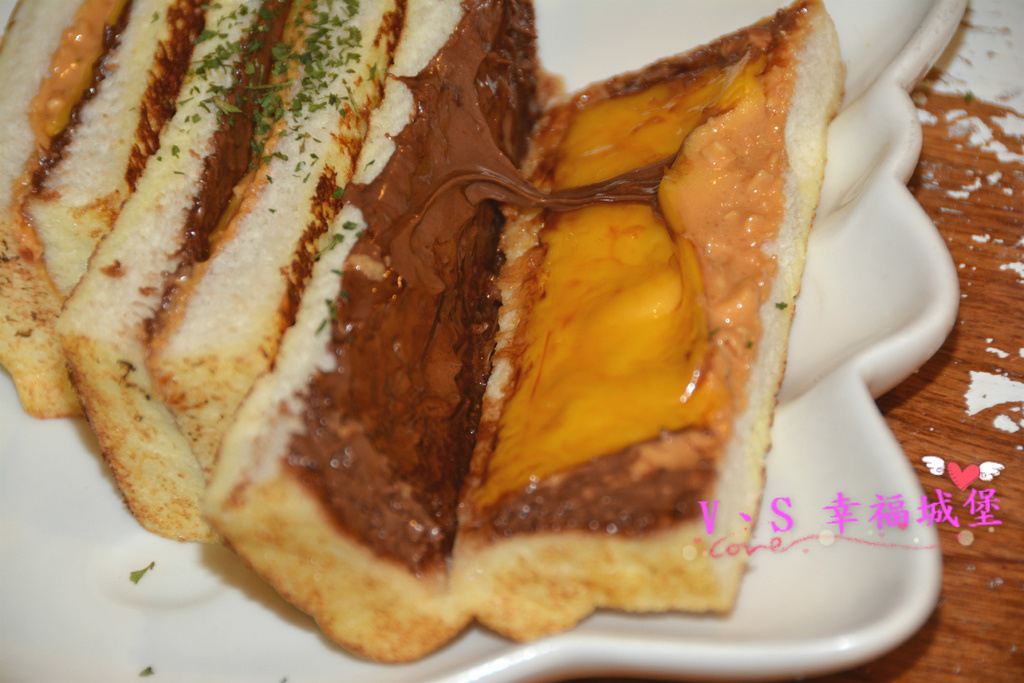 【新北美食】就是要吃早餐 ~ 一早起床，當然 "就是要吃早餐" 來個手作碳烤三明治，真材實料讓你吃了立馬喚醒一天的活力。。。。