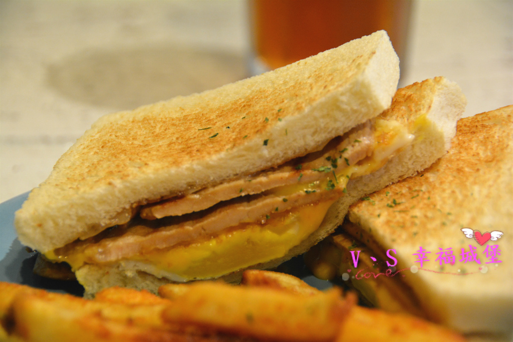 【新北美食】就是要吃早餐 ~ 一早起床，當然 "就是要吃早餐" 來個手作碳烤三明治，真材實料讓你吃了立馬喚醒一天的活力。。。。