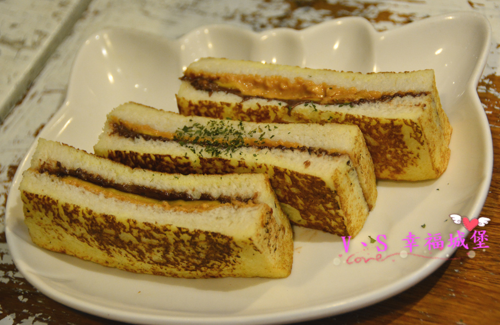 【新北美食】就是要吃早餐 ~ 一早起床，當然 "就是要吃早餐" 來個手作碳烤三明治，真材實料讓你吃了立馬喚醒一天的活力。。。。