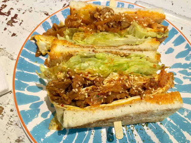 【邀約】【板橋市/ 江子翠站】就是要吃早餐- 爆餡早餐三明治&漢堡 顛覆傳統的熱炒風味