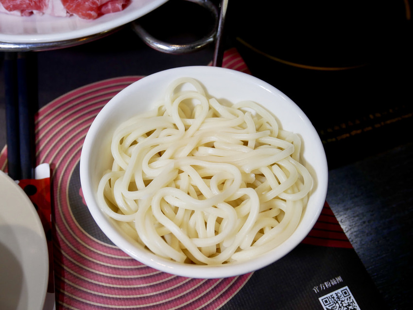 [台北大安] 紅九九麻辣鍋一個人也能吃鴛鴦鍋 / 溫和的麻辣吃完不燥熱