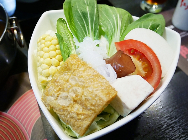 紅九九個人式麻辣鍋(原禎記館)：紅九九個人式麻辣鍋-台北東區巷弄內個人麻辣鍋  辣度分得詳細  不吃辣的朋友也有養生鍋可以推  人氣套餐讓你吃飽飽