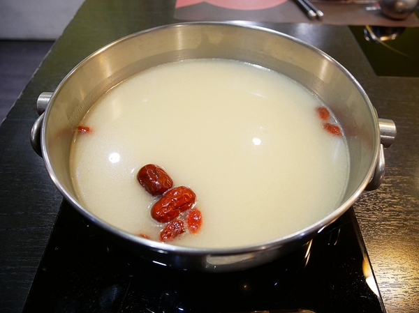 紅九九個人式麻辣鍋(原禎記館)：紅九九個人式麻辣鍋-台北東區巷弄內個人麻辣鍋  辣度分得詳細  不吃辣的朋友也有養生鍋可以推  人氣套餐讓你吃飽飽