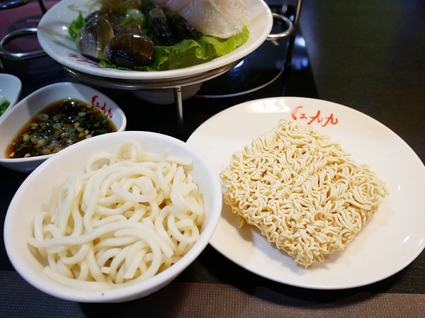 紅九九個人式麻辣鍋(原禎記館)：紅九九個人式麻辣鍋-台北東區巷弄內個人麻辣鍋  辣度分得詳細  不吃辣的朋友也有養生鍋可以推  人氣套餐讓你吃飽飽