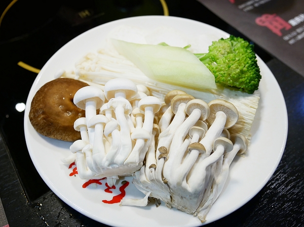 紅九九個人式麻辣鍋(原禎記館)：紅九九個人式麻辣鍋-台北東區巷弄內個人麻辣鍋  辣度分得詳細  不吃辣的朋友也有養生鍋可以推  人氣套餐讓你吃飽飽