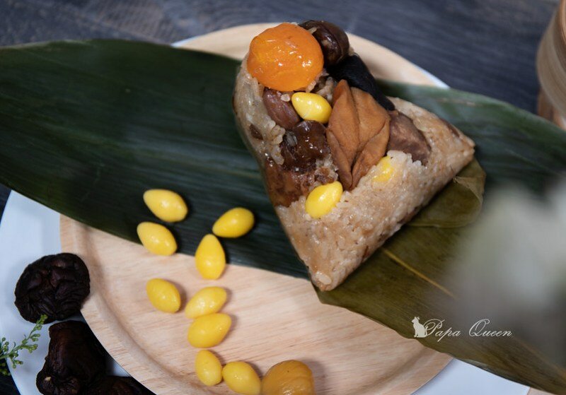 豐原|粽子 2022 《名粽特輯》樸實到浮誇各種想到沒想到的粽子通通出現…大拇指厚度烏金(烏魚子)生食級為2XL干貝 剝皮辣椒香腸通通包進來!最就愛簡簡單的您叨阿嬤(母)ㄟ口味嗎?香菇栗香腱心粽(葷