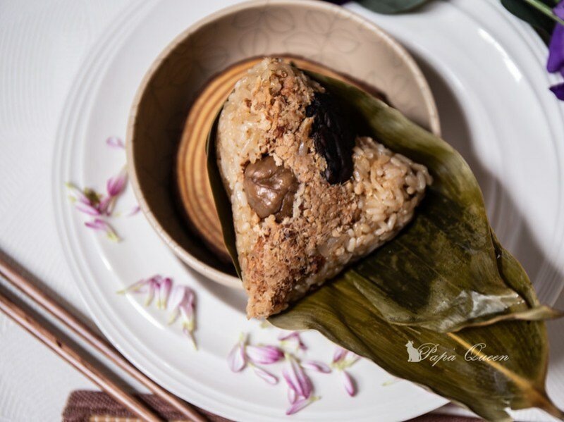 豐原|粽子 2022 《名粽特輯》樸實到浮誇各種想到沒想到的粽子通通出現…大拇指厚度烏金(烏魚子)生食級為2XL干貝 剝皮辣椒香腸通通包進來!最就愛簡簡單的您叨阿嬤(母)ㄟ口味嗎?香菇栗香腱心粽(葷