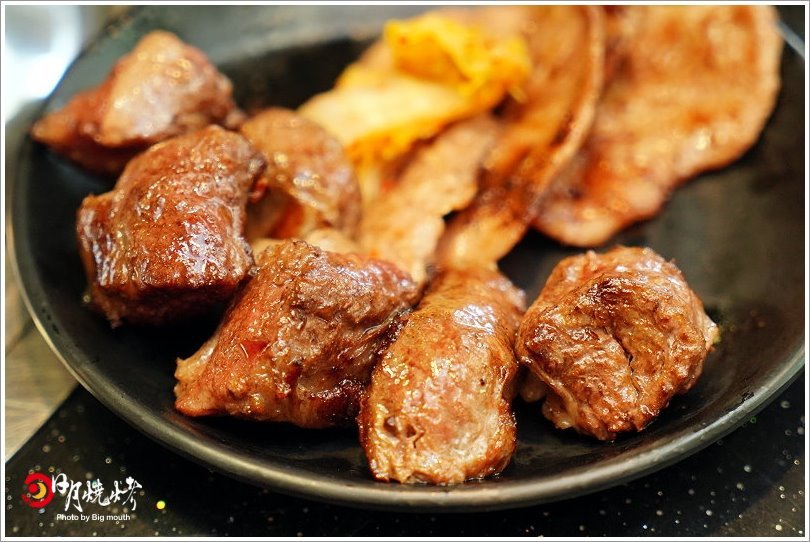 【台中吃到飽】日月燒烤.599元起肉品、海鮮、炸物吃到飽,還有飲料、冰淇淋、甜點自助吧!399元西班牙伊比利豬套餐份量十足,海陸饗宴一次滿足!