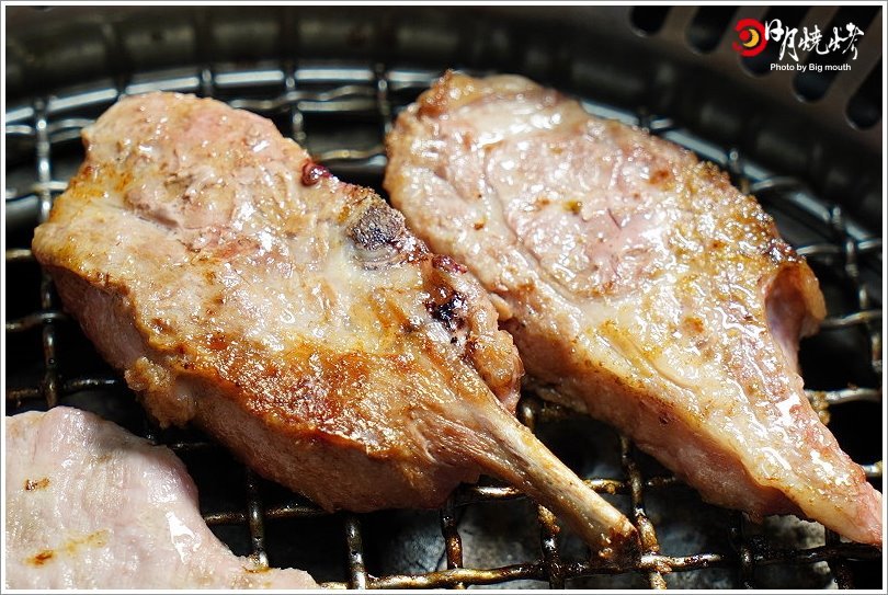 【台中吃到飽】日月燒烤.599元起肉品、海鮮、炸物吃到飽,還有飲料、冰淇淋、甜點自助吧!399元西班牙伊比利豬套餐份量十足,海陸饗宴一次滿足!