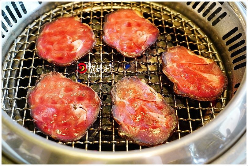 【台中吃到飽】日月燒烤.599元起肉品、海鮮、炸物吃到飽,還有飲料、冰淇淋、甜點自助吧!399元西班牙伊比利豬套餐份量十足,海陸饗宴一次滿足!