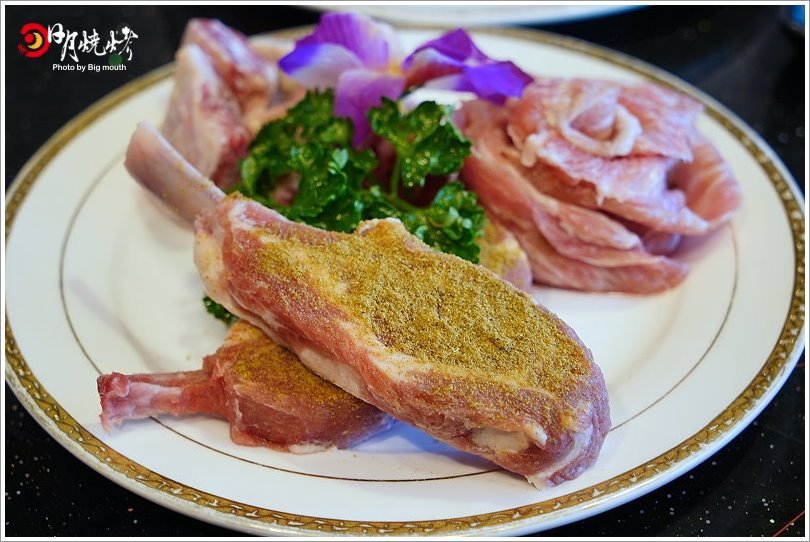 【台中吃到飽】日月燒烤.599元起肉品、海鮮、炸物吃到飽,還有飲料、冰淇淋、甜點自助吧!399元西班牙伊比利豬套餐份量十足,海陸饗宴一次滿足!