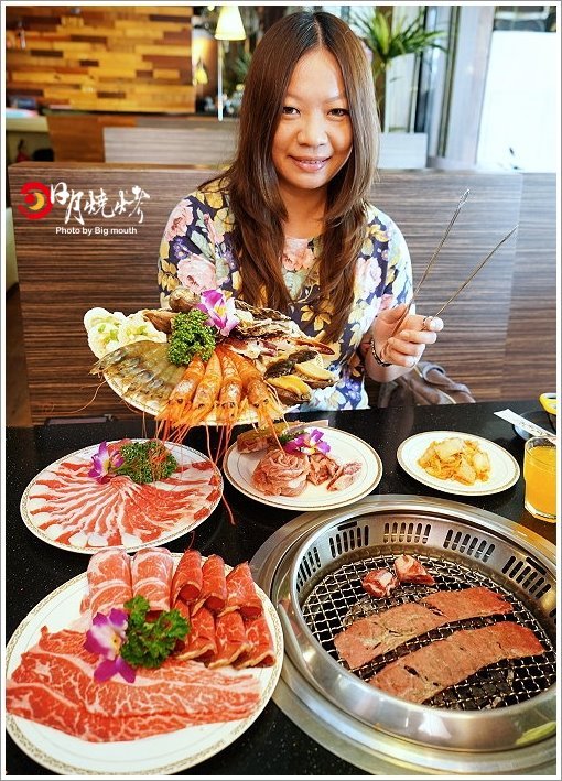 【台中吃到飽】日月燒烤.599元起肉品、海鮮、炸物吃到飽,還有飲料、冰淇淋、甜點自助吧!399元西班牙伊比利豬套餐份量十足,海陸饗宴一次滿足!
