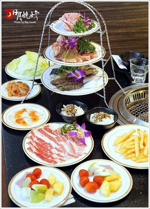 【台中吃到飽】日月燒烤.599元起肉品、海鮮、炸物吃到飽,還有飲料、冰淇淋、甜點自助吧!399元西班牙伊比利豬套餐份量十足,海陸饗宴一次滿足!