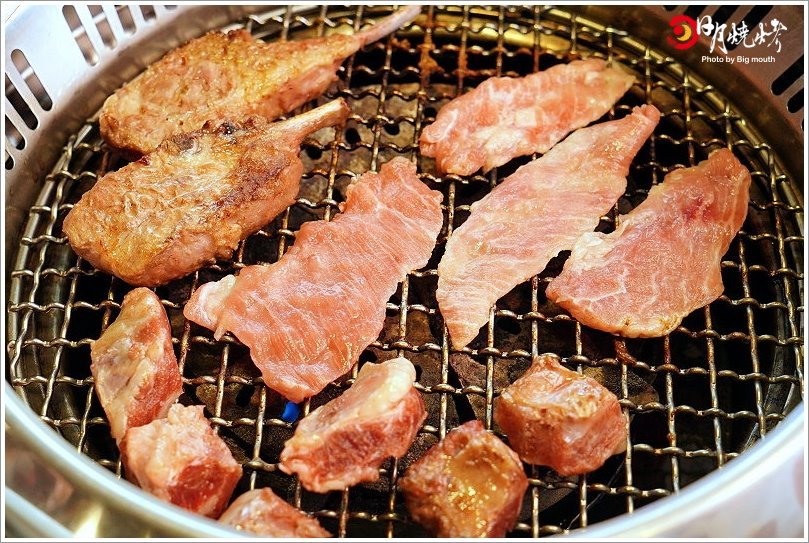 【台中吃到飽】日月燒烤.599元起肉品、海鮮、炸物吃到飽,還有飲料、冰淇淋、甜點自助吧!399元西班牙伊比利豬套餐份量十足,海陸饗宴一次滿足!