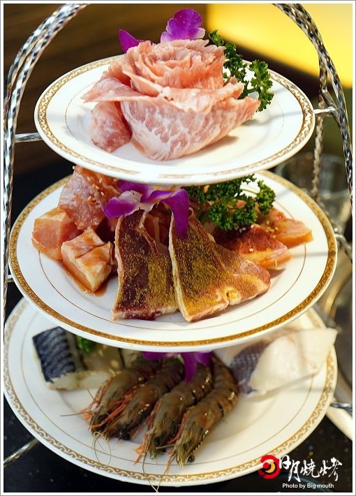 【台中吃到飽】日月燒烤.599元起肉品、海鮮、炸物吃到飽,還有飲料、冰淇淋、甜點自助吧!399元西班牙伊比利豬套餐份量十足,海陸饗宴一次滿足!