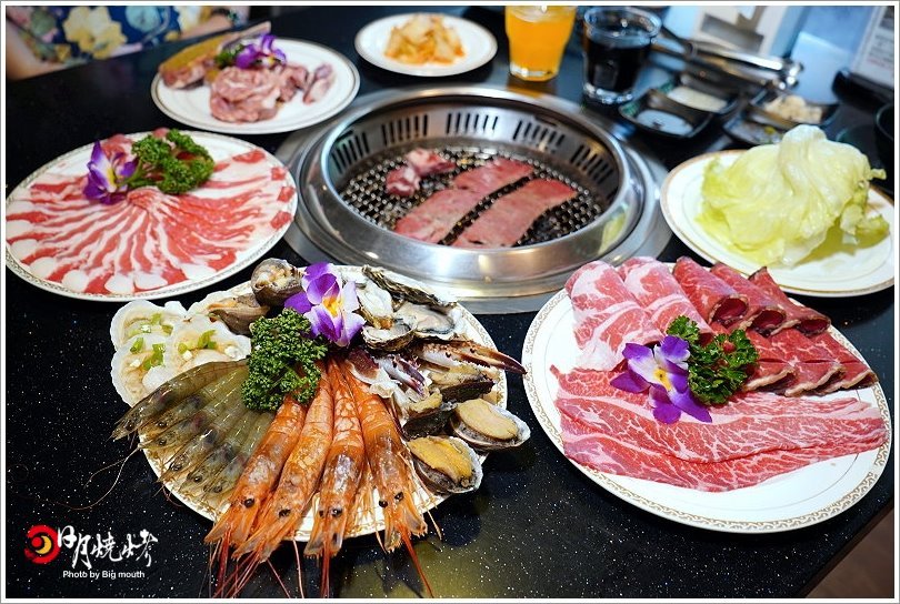 【台中吃到飽】日月燒烤.599元起肉品、海鮮、炸物吃到飽,還有飲料、冰淇淋、甜點自助吧!399元西班牙伊比利豬套餐份量十足,海陸饗宴一次滿足!