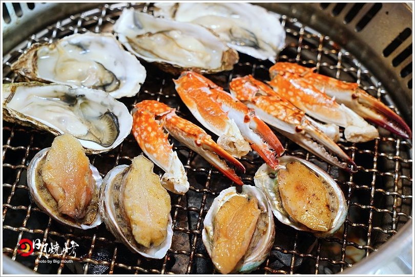 【台中吃到飽】日月燒烤.599元起肉品、海鮮、炸物吃到飽,還有飲料、冰淇淋、甜點自助吧!399元西班牙伊比利豬套餐份量十足,海陸饗宴一次滿足!