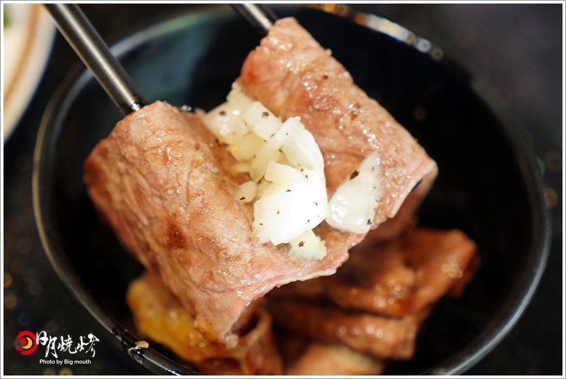 【台中吃到飽】日月燒烤.599元起肉品、海鮮、炸物吃到飽,還有飲料、冰淇淋、甜點自助吧!399元西班牙伊比利豬套餐份量十足,海陸饗宴一次滿足!