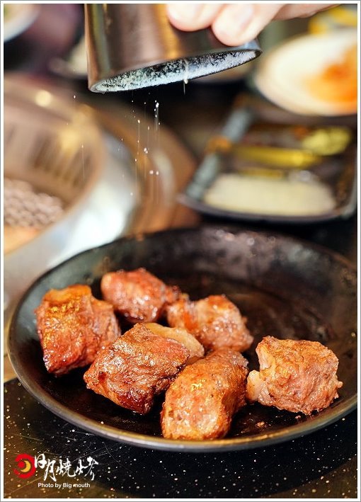 【台中吃到飽】日月燒烤.599元起肉品、海鮮、炸物吃到飽,還有飲料、冰淇淋、甜點自助吧!399元西班牙伊比利豬套餐份量十足,海陸饗宴一次滿足!