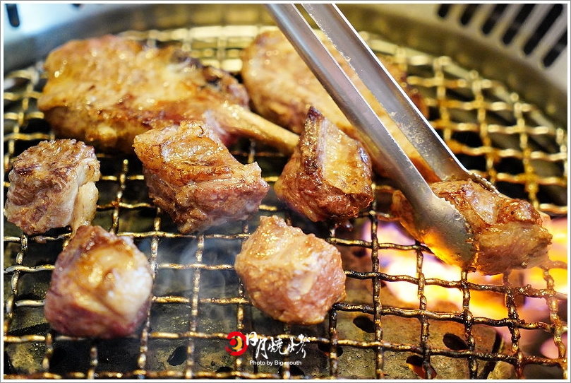 【台中吃到飽】日月燒烤.599元起肉品、海鮮、炸物吃到飽,還有飲料、冰淇淋、甜點自助吧!399元西班牙伊比利豬套餐份量十足,海陸饗宴一次滿足!