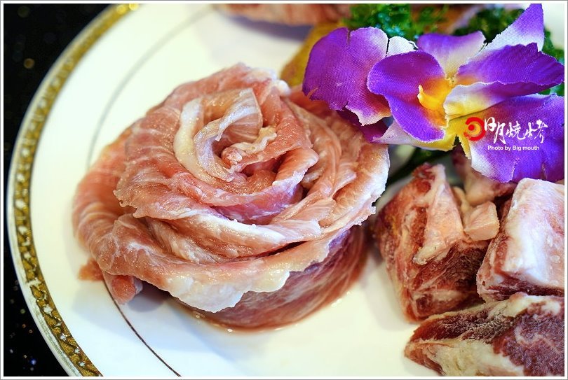 【台中吃到飽】日月燒烤.599元起肉品、海鮮、炸物吃到飽,還有飲料、冰淇淋、甜點自助吧!399元西班牙伊比利豬套餐份量十足,海陸饗宴一次滿足!