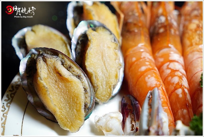 【台中吃到飽】日月燒烤.599元起肉品、海鮮、炸物吃到飽,還有飲料、冰淇淋、甜點自助吧!399元西班牙伊比利豬套餐份量十足,海陸饗宴一次滿足!