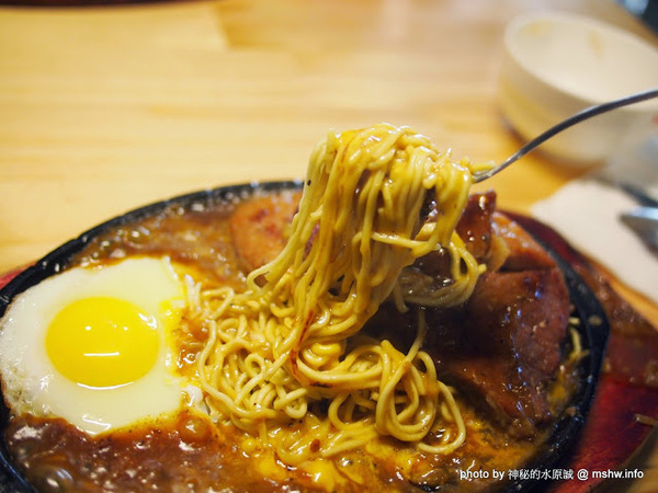 黑匠鉄板起事夜市鐵板牛排專賣店(公益店)：【食記】台中黑匠鉄板起事夜市鐵板牛排專賣店公益店@西區草悟道捷運BRT科博館 : 平凡中見驚喜,吃完意猶未盡的鐵板麵