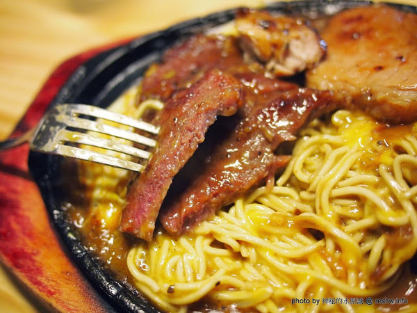 黑匠鉄板起事夜市鐵板牛排專賣店(公益店)：【食記】台中黑匠鉄板起事夜市鐵板牛排專賣店公益店@西區草悟道捷運BRT科博館 : 平凡中見驚喜,吃完意猶未盡的鐵板麵