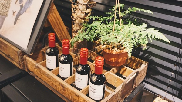 Pushpin 圖釘餐酒：Pushpin 圖釘餐酒｜高雄捷運鹽埕埔站1號出口｜營業直至初九之小酒館 ｜高雄駁二過年小酌好去處