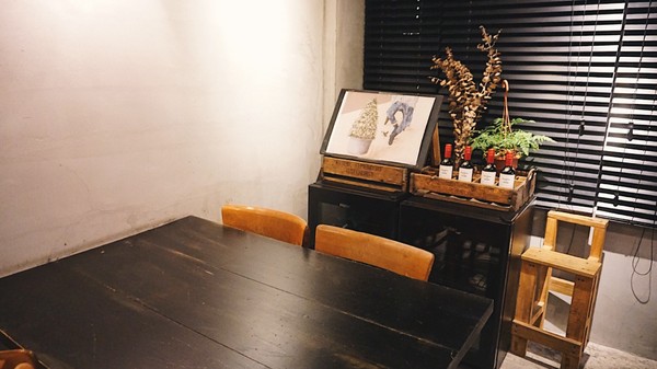 Pushpin 圖釘餐酒：Pushpin 圖釘餐酒｜高雄捷運鹽埕埔站1號出口｜營業直至初九之小酒館 ｜高雄駁二過年小酌好去處