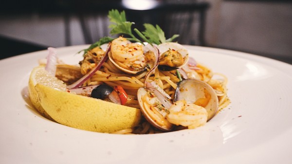 Pushpin 圖釘餐酒：Pushpin 圖釘餐酒｜高雄捷運鹽埕埔站1號出口｜營業直至初九之小酒館 ｜高雄駁二過年小酌好去處