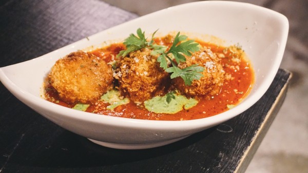 Pushpin 圖釘餐酒：Pushpin 圖釘餐酒｜高雄捷運鹽埕埔站1號出口｜營業直至初九之小酒館 ｜高雄駁二過年小酌好去處