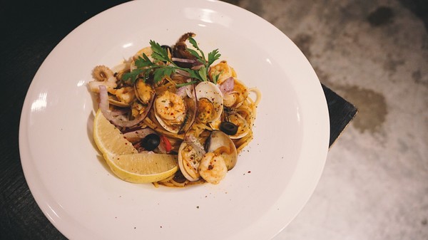 Pushpin 圖釘餐酒：Pushpin 圖釘餐酒｜高雄捷運鹽埕埔站1號出口｜營業直至初九之小酒館 ｜高雄駁二過年小酌好去處