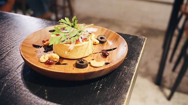 Pushpin 圖釘餐酒：Pushpin 圖釘餐酒｜高雄捷運鹽埕埔站1號出口｜營業直至初九之小酒館 ｜高雄駁二過年小酌好去處