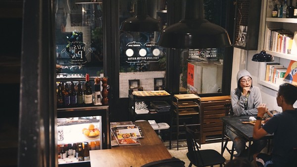 Pushpin 圖釘餐酒：Pushpin 圖釘餐酒｜高雄捷運鹽埕埔站1號出口｜營業直至初九之小酒館 ｜高雄駁二過年小酌好去處