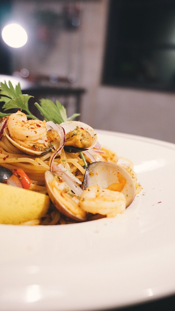 Pushpin 圖釘餐酒：Pushpin 圖釘餐酒｜高雄捷運鹽埕埔站1號出口｜營業直至初九之小酒館 ｜高雄駁二過年小酌好去處