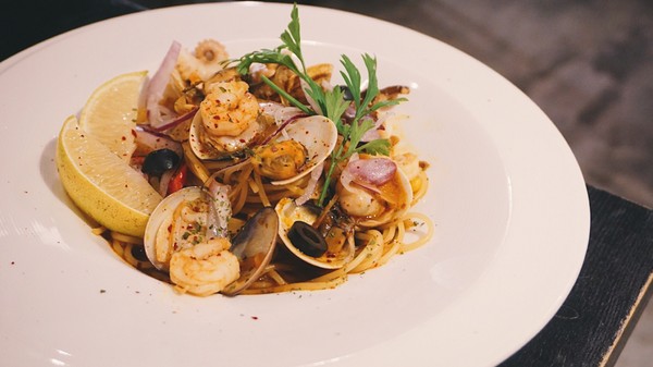 Pushpin 圖釘餐酒：Pushpin 圖釘餐酒｜高雄捷運鹽埕埔站1號出口｜營業直至初九之小酒館 ｜高雄駁二過年小酌好去處