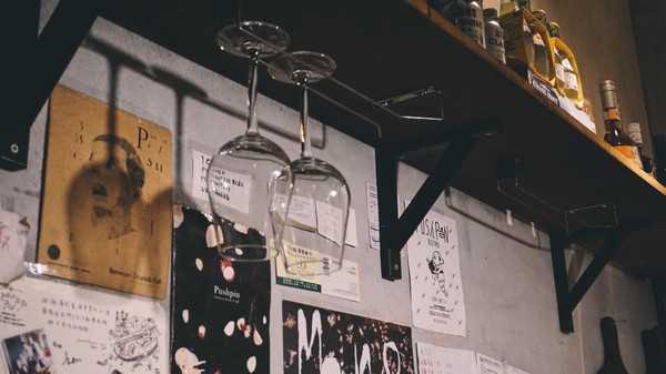 Pushpin 圖釘餐酒：Pushpin 圖釘餐酒｜高雄捷運鹽埕埔站1號出口｜營業直至初九之小酒館 ｜高雄駁二過年小酌好去處